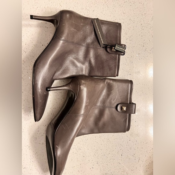 Brand new never been word booties / boots / all season - Picture 5 of 5